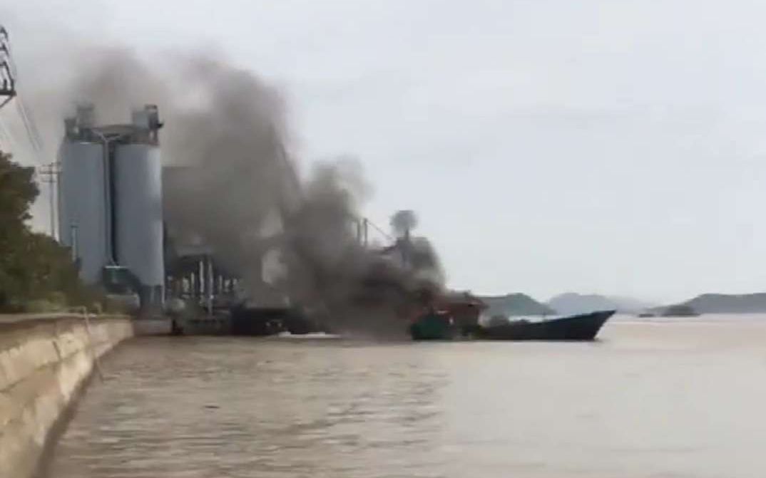 三江码头旁一停靠船只起火并散发浓重黑烟。 受访者供图
