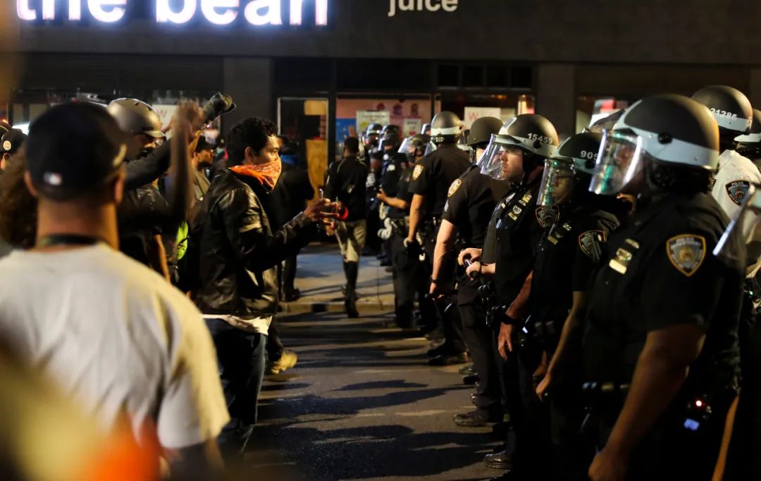 5月31日，在美国纽约联合广场附近，警察与抗议者对峙。新华社记者 王迎 摄