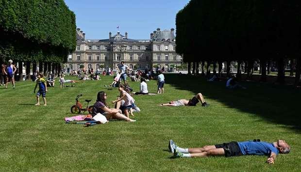  法国政府允许市民们在公园里野餐和运动，但聚会人数不得超过10人，且禁止团体运动。 资料图