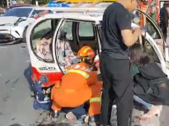 【现场】消防站门前发生车祸 指战员“秒”出警