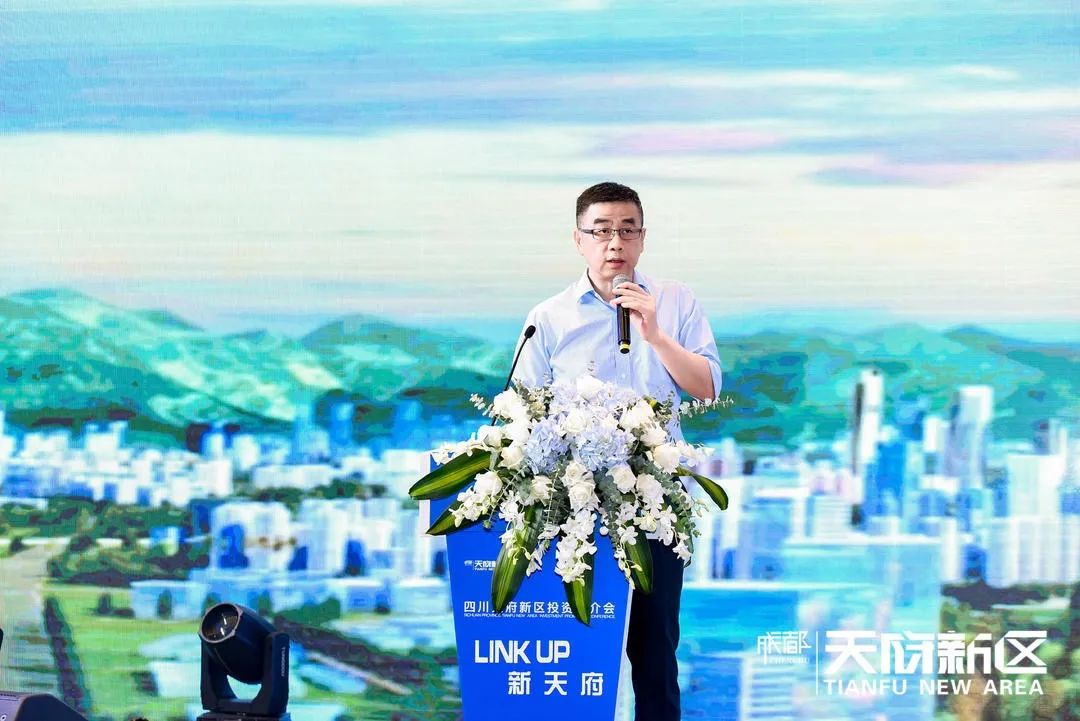 新区成都党工委委员,管委会副主任,天府总部商务区党工委书记李昂进行