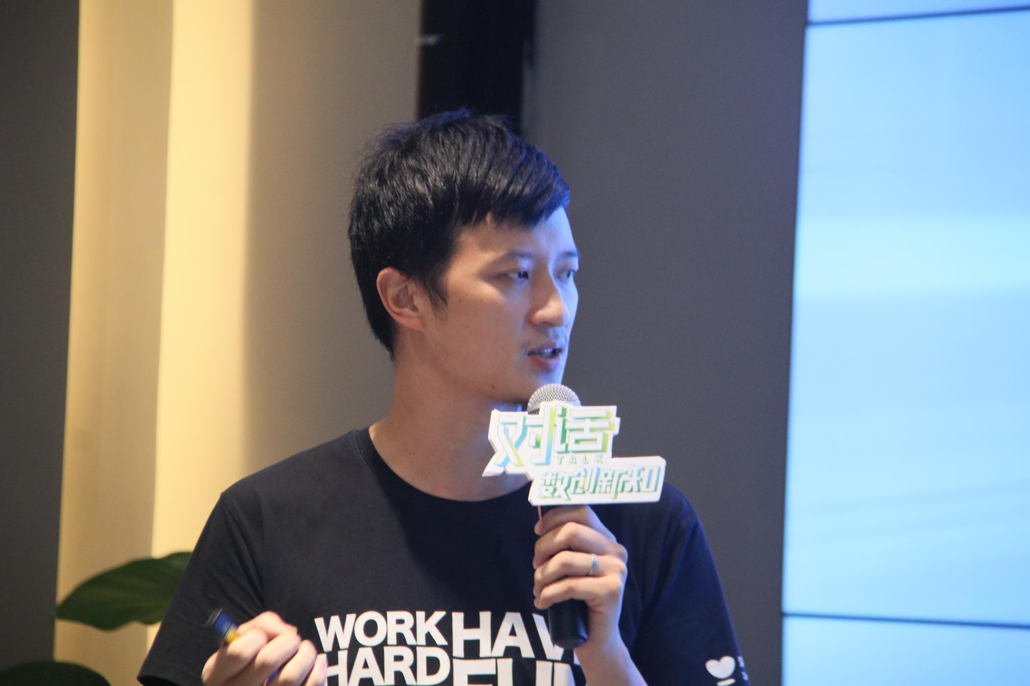 活动现场,广州及刻创始人兼ceo李鹤向与会者分享了自己的创业经历