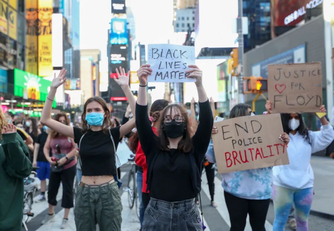  5月31日，在美国纽约时报广场，人们抗议警察暴力执法。新华社记者 王迎 摄