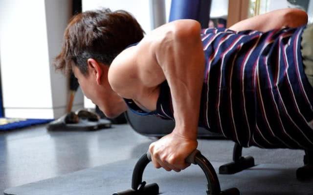 木村拓哉晒健身照,肌肉结实胳膊细;19岁心美似"漫撕"美少女