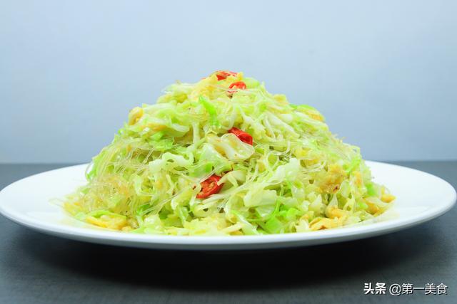 粉丝包菜炒鸡蛋,一道很适合夏天吃的家常菜,口感清脆又爽口