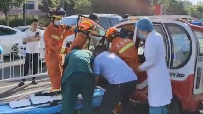 【现场】消防站门前发生车祸 指战员“秒”出警