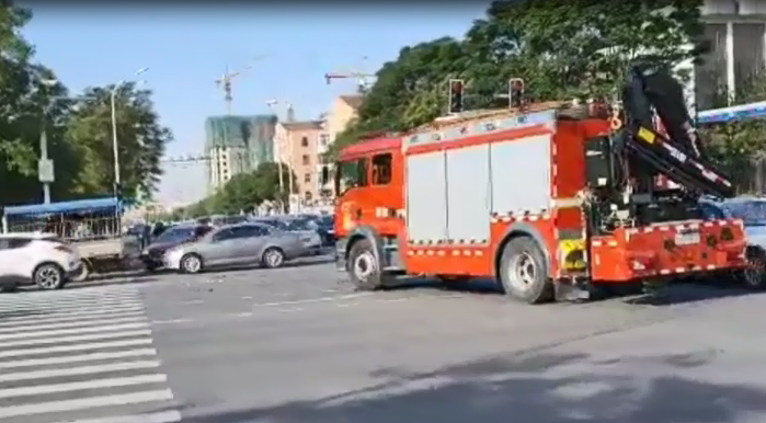【现场】消防站门前发生车祸 指战员“秒”出警