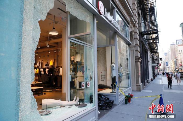 当地时间6月1日，纽约苏荷区一家商店橱窗破损。中新社记者 廖攀 摄