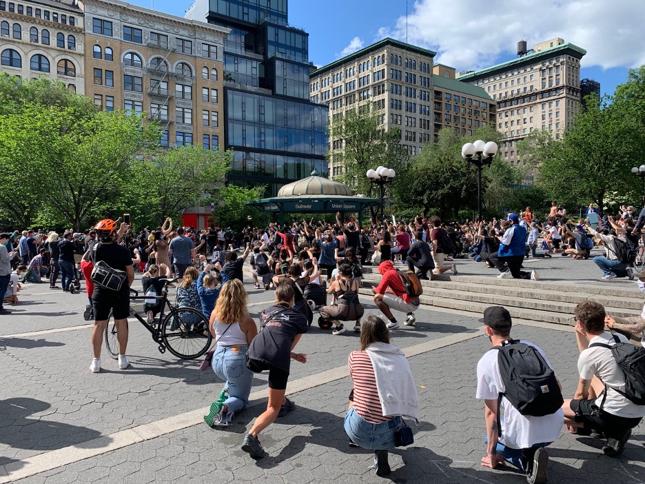 5月31日下午在纽约联合广场（Union Square）参加抗议活动的人群。许多人都戴着口罩，并努力保持着社交距离。
