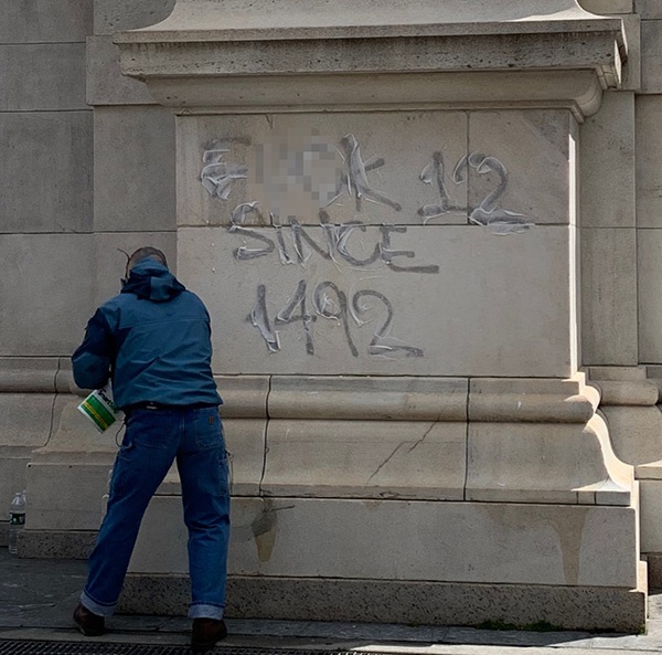5月31日下午，工作人员正在清理华盛顿广场拱门上抗议者留下的涂鸦。涂鸦的内容是咒骂警察的话语。