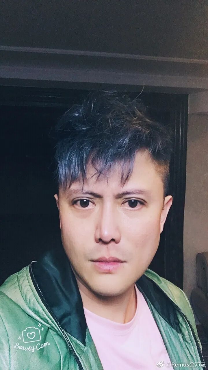 还记得《第八号当铺》里的高寒吗?他去当导演了!