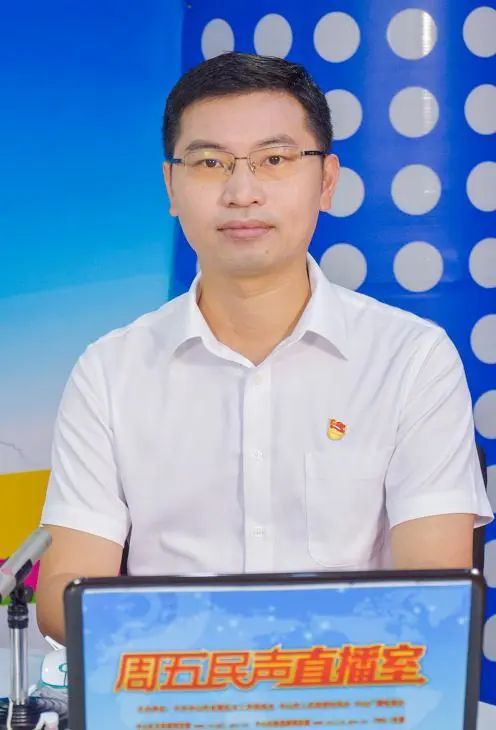 郑军勇板芙镇经信局局长通过网络直播销售商品,作为一种新的销售方式