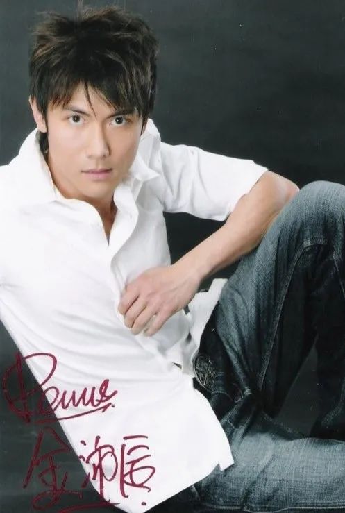 高寒的扮演者叫金沛晟,原名金沛辰.