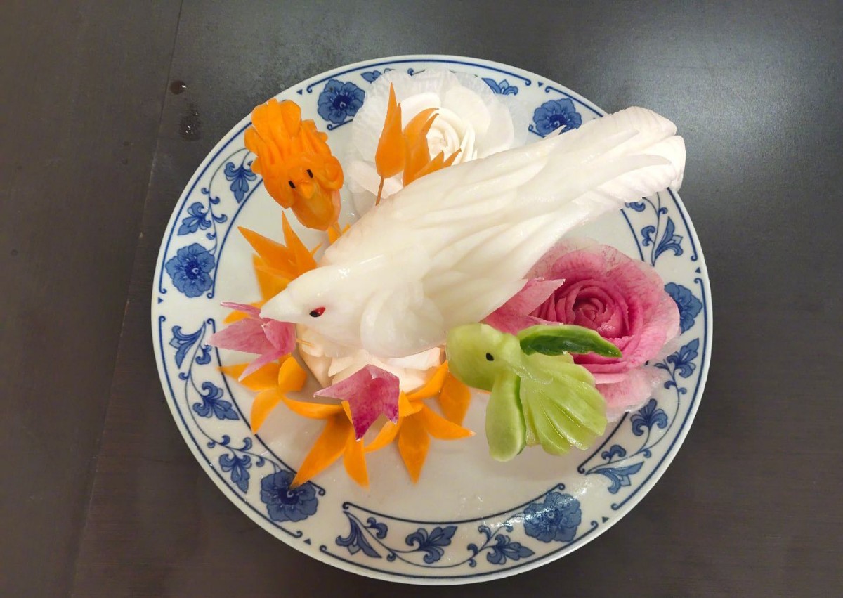 把青萝卜,胡萝卜,白萝卜,红萝卜4种再普通不过的食材,雕刻成了一件