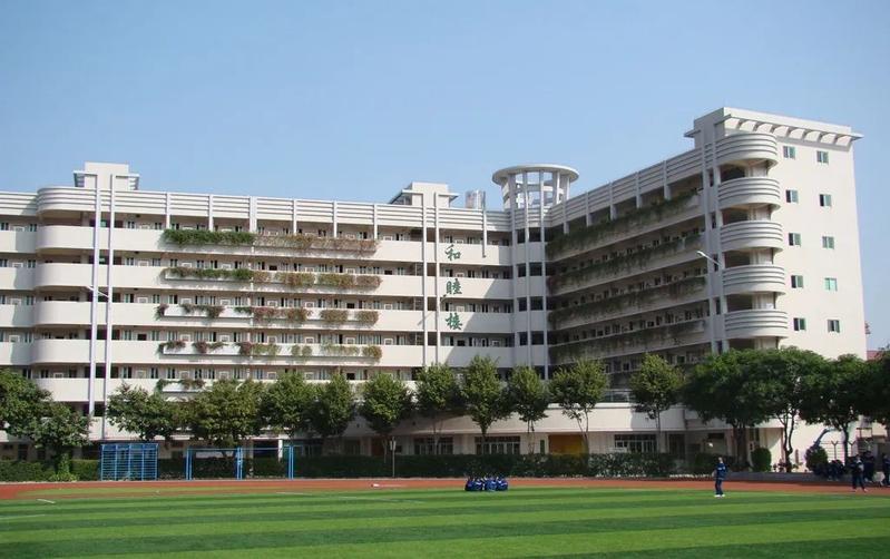 培英高中创办于1994年,学校坐落在江门市蓬江城区,陈白沙先生故里侧旁