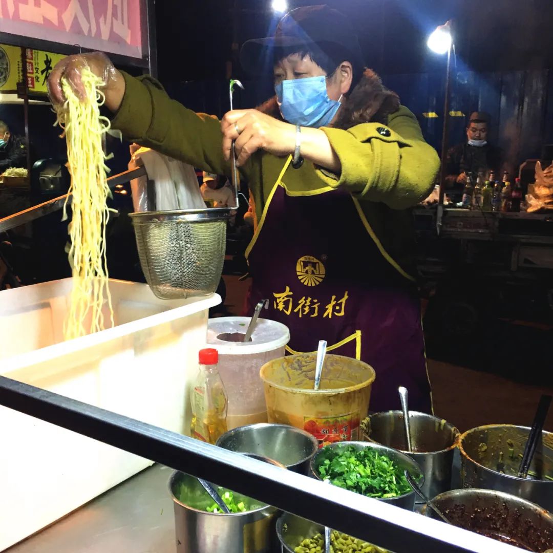 天黑才出现!辰昌路街边夜宵摊,撑了我一个晚上!