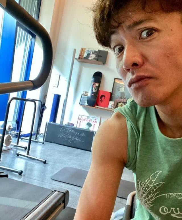 木村拓哉晒健身照,肌肉结实胳膊细;19岁心美似"漫撕"美少女