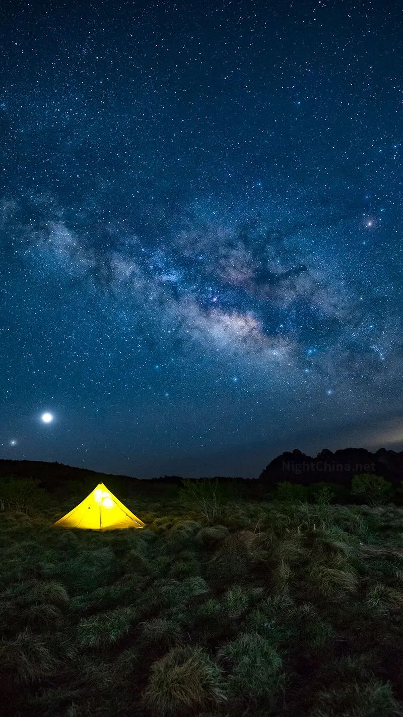 跟户外团自驾秦岭分水岭露营,没想到偶遇好几位"追星人",一起熬了一
