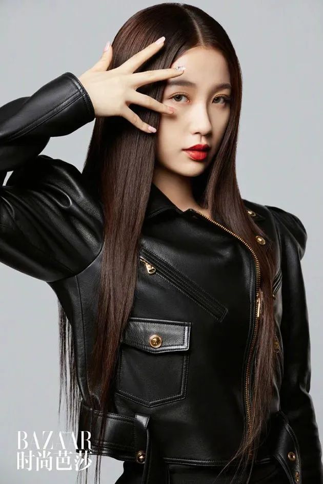 黑茶色是在黑色的基础上加入了一点棕色调,在暗处看上去和黑色差不多