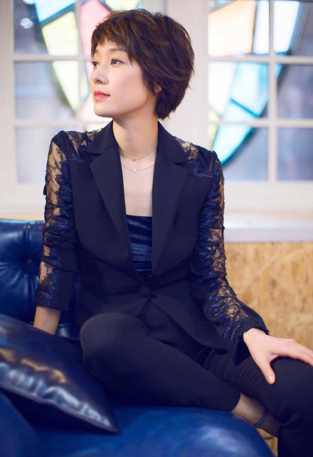 马伊琍皮肤真白嫩,穿蓝色西服套装简约干练,秒变职场女神