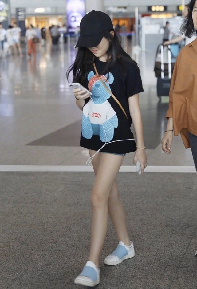 李嫣和爸爸李亚鹏合体露面,两人一起跑步太有爱,父女俩长得真像