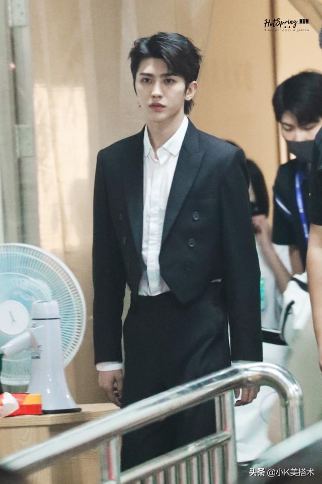 184cm蔡徐坤仗着身材好任性挑战3套造型风格差距居然这么大