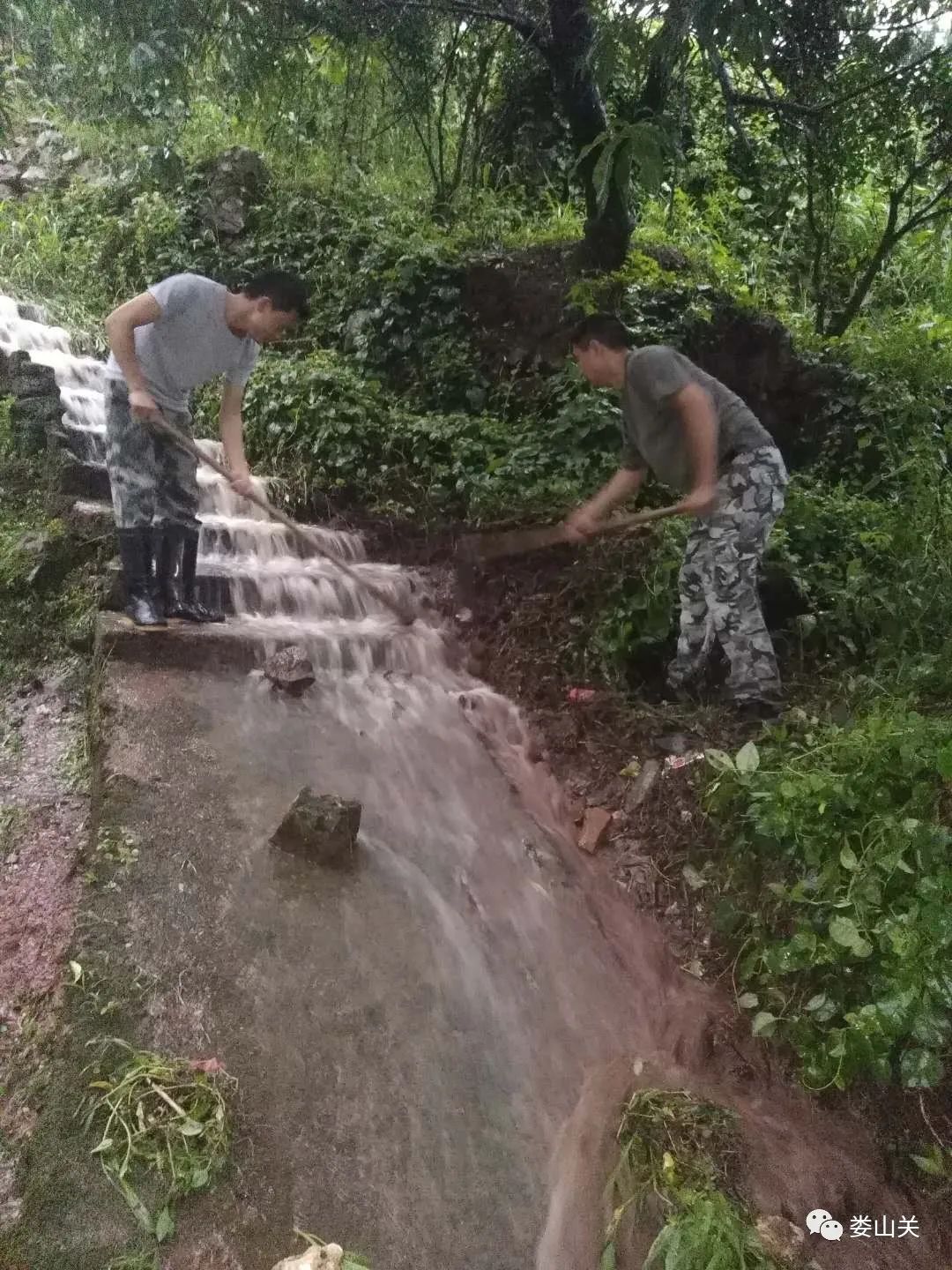 严重内涝、山体滑坡......他们彻夜投入抗洪救援!大暴雨还要下,贵州55地有大范围地质灾害风险!