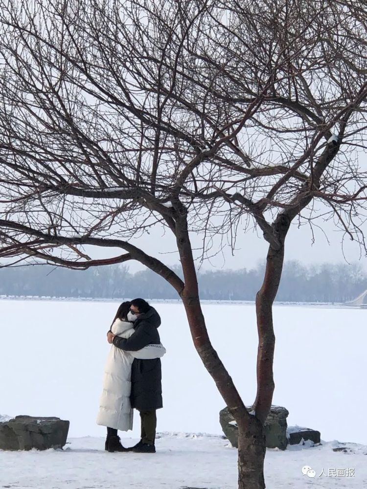 疫情期间,颐和园公园中相拥的情侣.摄影 姜永刚