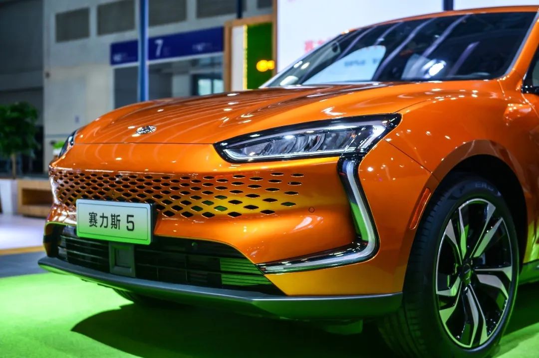 赛力斯5四驱高性能版:心有猛虎,飒爽而来