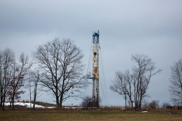  这是2013年1月13日在美国宾夕法尼亚州布拉德福德县拍摄的切萨皮克能源公司的钻井平台。（新华社/路透）