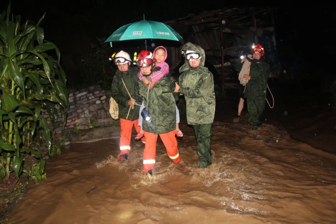 严重内涝、山体滑坡......他们彻夜投入抗洪救援！大暴雨还要下，贵州55地有大范围地质灾害风险！