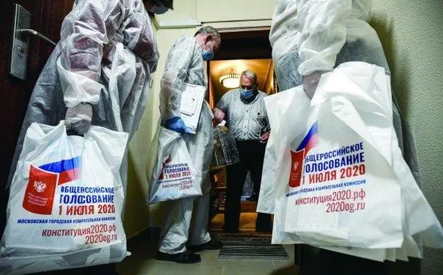  29日，工作人员带着移动票箱供莫斯科民众投票。