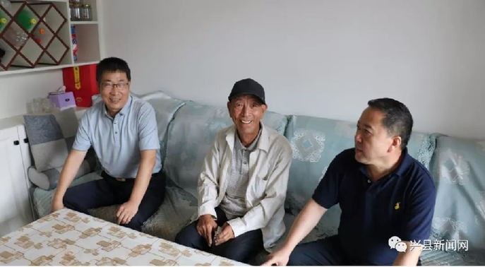 政府副县长刘保平到魏家滩镇慰问生活困难党员