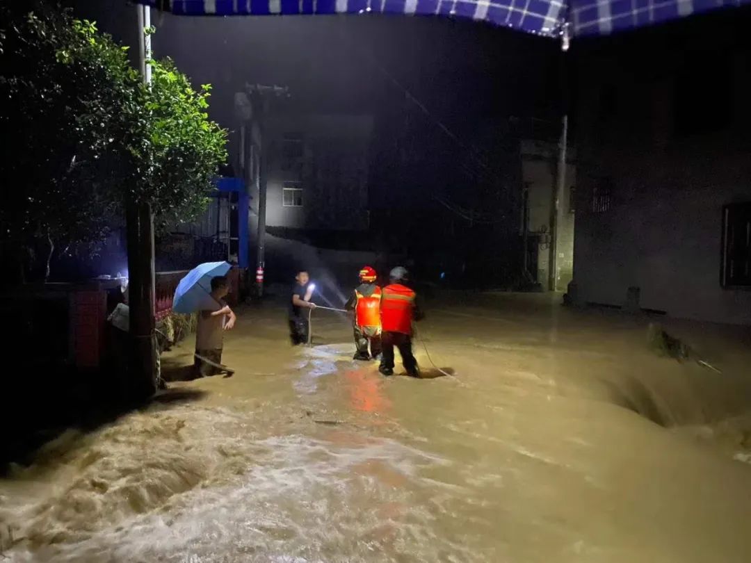 严重内涝、山体滑坡......他们彻夜投入抗洪救援!大暴雨还要下,贵州55地有大范围地质灾害风险!