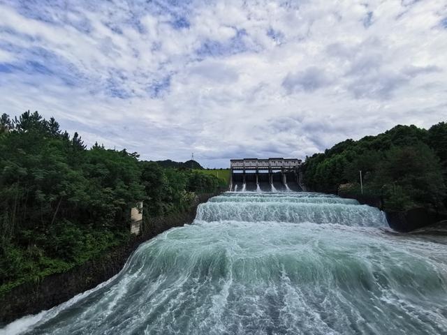 金华部分水库开始泄洪潇湘晨报 2020-06-30 15:57:39