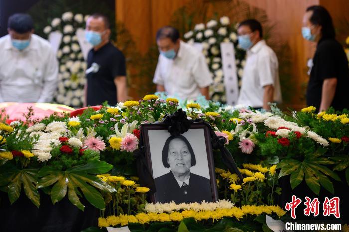 范丽芳 高雨晴6月30日7时30分,山西省长治市殡仪馆院内,两侧花圈林立