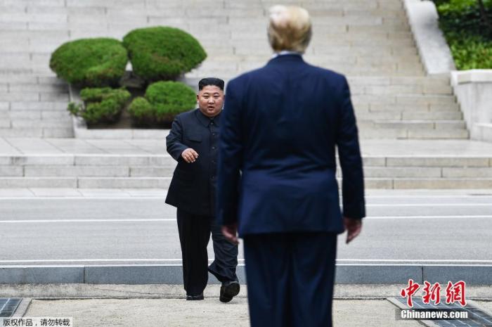 资料图：2019年6月30日，美国总统特朗普与金正恩在韩朝非军事区见面。