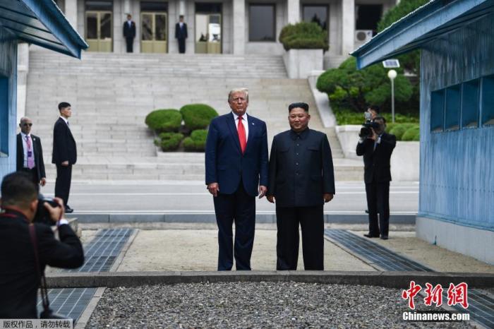 资料图：2019年6月30日，美国总统特朗普与朝鲜最高领导人金正恩在韩朝非军事区见面。