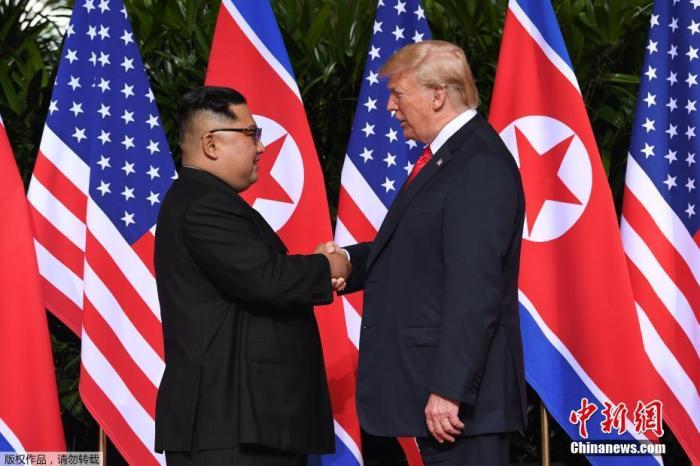 资料图：2018年6月12日，朝鲜最高领导人金正恩与美国总统特朗普在新加坡嘉佩乐酒店举行首次会晤。