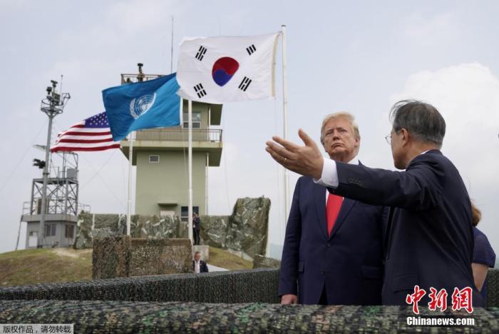 资料图：2019年6月30日，正在韩国访问的美国总统特朗普，在韩国总统文在寅陪同下，来到朝韩非军事区。