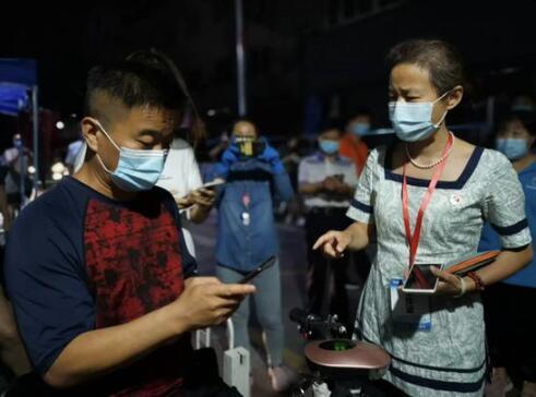 北京玉泉东市场周边十社区解封,零点一过就有人出入