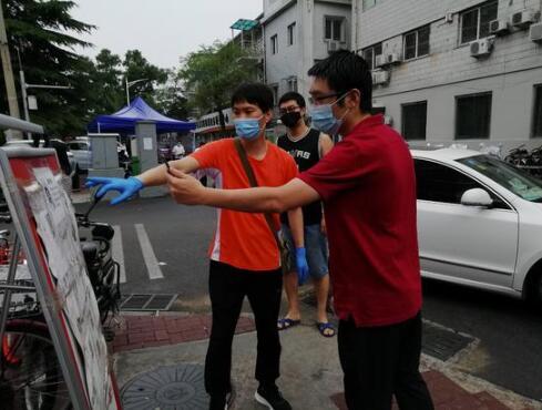北京玉泉东市场周边十社区解封,零点一过就有人出入