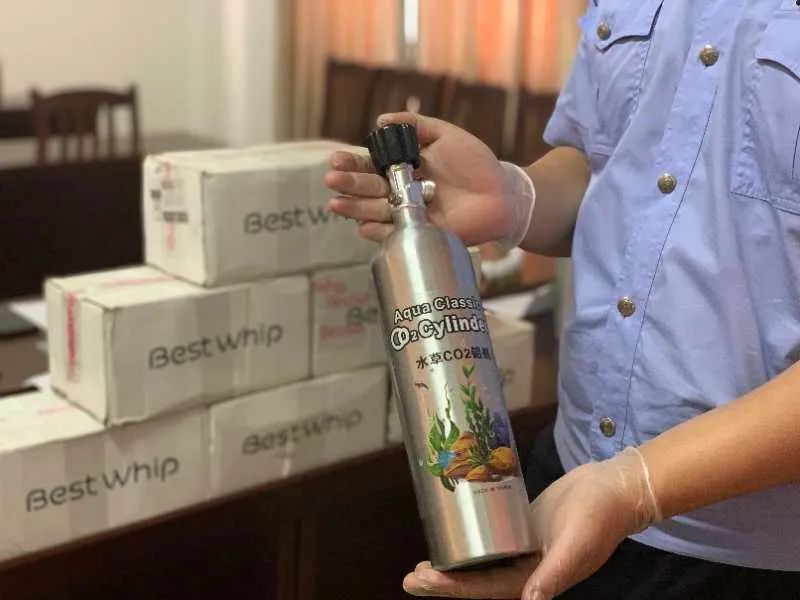 海南警方破获横跨琼苏浙三省七地非法生产,销售,吸食"笑气"犯罪团伙