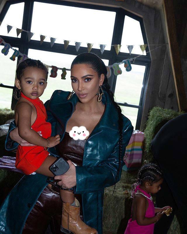 金卡戴珊晒7岁女儿庆生照自家私人农场欢乐骑马皮裤成标配