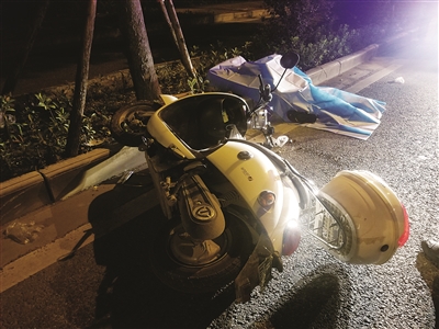 电动车翻车一死一伤 现场能闻到酒气