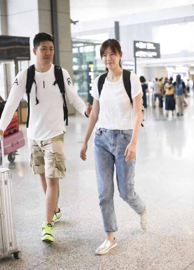 李艾与老公又秀恩爱穿白t恤配牛仔裤显身材41岁生娃也不晚