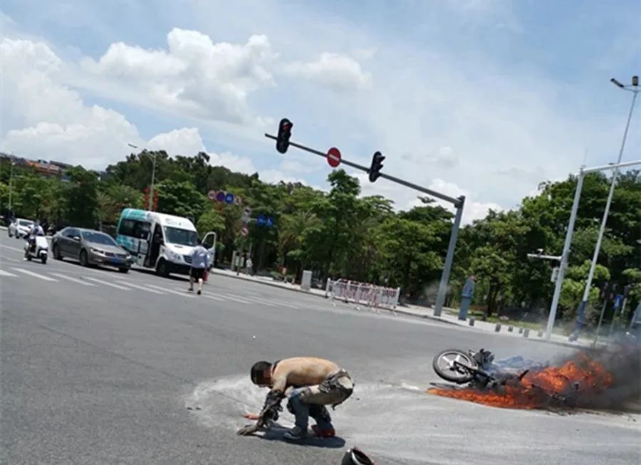 瞬间变火人东莞一摩托车司机闯红灯撞上公交后着火幸好