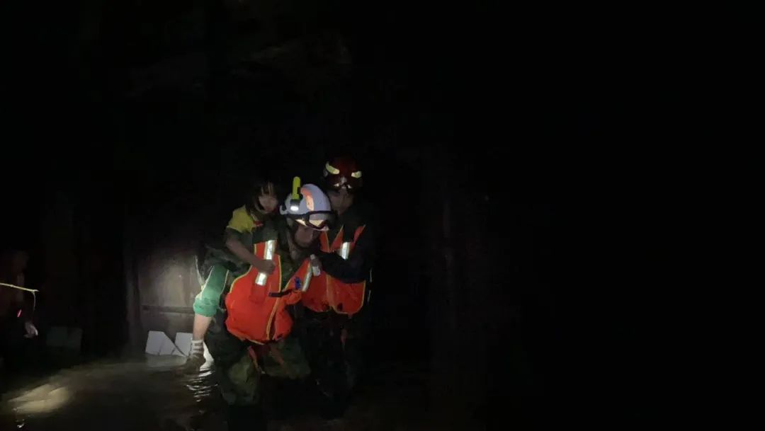 严重内涝、山体滑坡......他们彻夜投入抗洪救援!大暴雨还要下,贵州55地有大范围地质灾害风险!