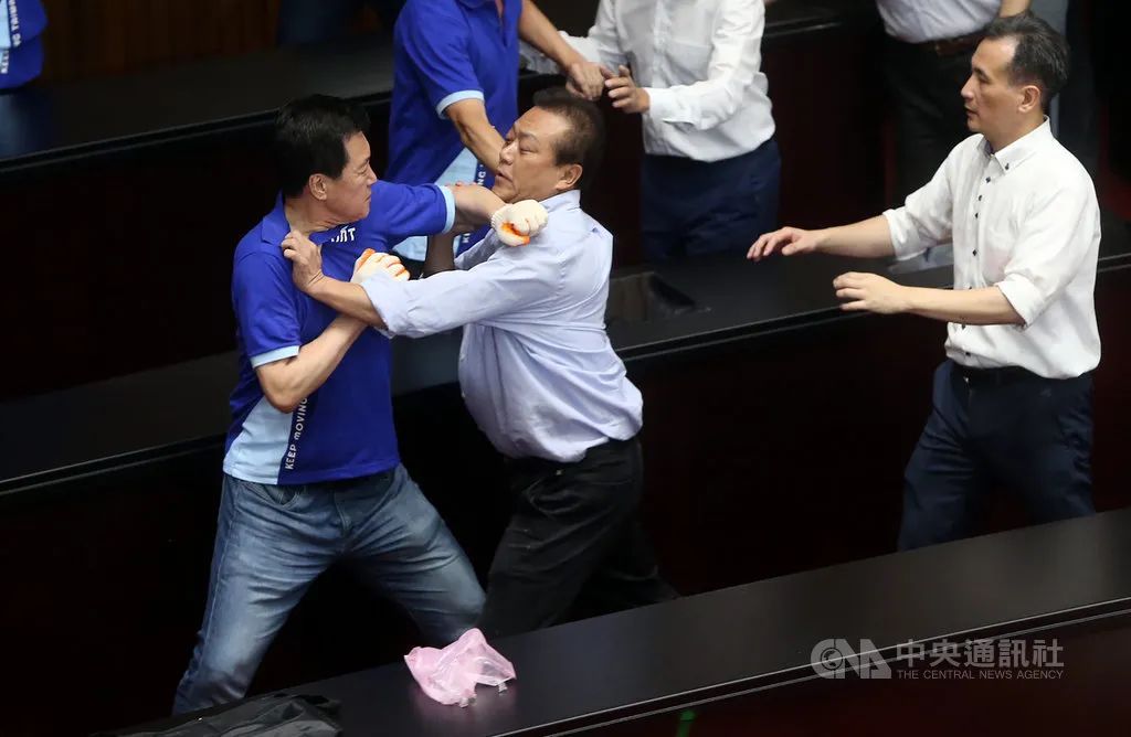 海峡锐评 | 台湾"立法院"的"打架"为什么不好看了?