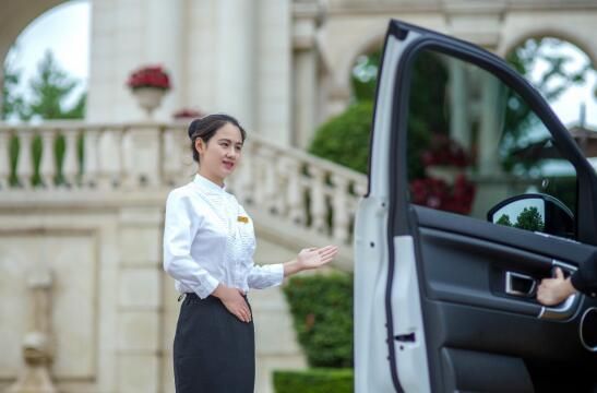 融创服务夜间护送业主归家融创服务园区武装巡逻